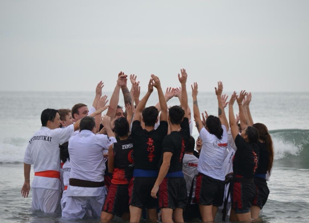 Treino de Karatê na Praia
